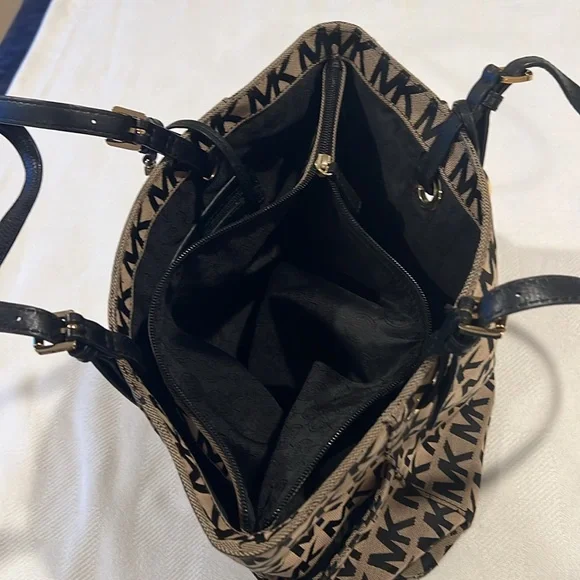 Michael Kors creme/ blk pocket book - Picture 5 of 7